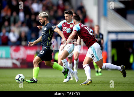 Von Manchester City Sergio Agüero (links) beim Kampf um den Ball mit Burnley von Matthew Lowton (Mitte) und Ashley Westwood während der Premier League Spiel im Turf Moor, Burnley. Stockfoto