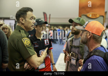 Indianapolis, Indiana, Großbritannien. 27 Apr, 2019. Ein Mitglied der United States Border Patrol spricht mit NRA Mitglieder während der dritte Tag der National Rifle Association. Quelle: Jeremy Hogan/SOPA Images/ZUMA Draht/Alamy leben Nachrichten Stockfoto