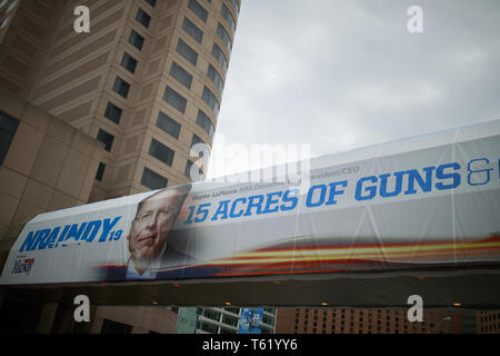 Indianapolis, Indiana, Großbritannien. 27 Apr, 2019. Ein Foto von NRB Chief Executive und Executive Vice President Wayne LaPierre wird auf dem Indiana Convention Center während der dritte Tag der National Rifle Association convention angezeigt. Quelle: Jeremy Hogan/SOPA Images/ZUMA Draht/Alamy leben Nachrichten Stockfoto