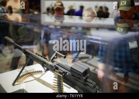 Indianapolis, Indiana, Großbritannien. 27 Apr, 2019. Eine Sig Sauer öffnen Schraube Maschinengewehr gekammert 338 Norma ist auf dem Display während der dritte Tag der National Rifle Association Convention in der Nähe gehalten wird. Quelle: Jeremy Hogan/SOPA Images/ZUMA Draht/Alamy leben Nachrichten Stockfoto