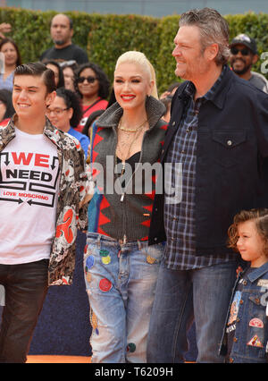 Kingston Rossdale, Gwen Stefani, Blake Shelton, Apollo Bowie Flynn Rossdale, 053 STX Filme Weltpremiere von häßlichen Puppen am Regal Cinemas L.A. besucht Live am 27. April 2019 in Los Angeles, Kalifornien. Stockfoto
