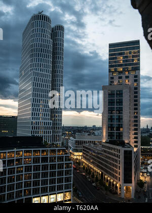 Berlin, Deutschland. 27 Apr, 2019. Die Wolkenkratzer Zoofenster (rechts) und Upper West Aufstieg in den Abendhimmel. Credit: Paul Zinken/dpa/Alamy leben Nachrichten Stockfoto