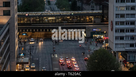 Berlin, Deutschland. 27 Apr, 2019. Der Bahnhof Zoologischer Garten ist am Abend beleuchtet. Credit: Paul Zinken/dpa/Alamy leben Nachrichten Stockfoto