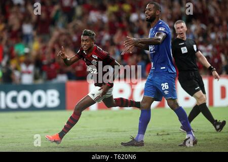 Rio De Janeiro, Brasilien. 27 Apr, 2019. Bruno Henrique (L) von Flamengo feiert sein erstes Ziel während der 2019 Brasilianische Serie A Runde 1 Match zwischen Flamengo und Cruzeiro im Maracana-Stadion in Rio de Janeiro, Brasilien, am 27. April 2019. Flamengo gewann 3-1. Credit: Li Ming/Xinhua/Alamy leben Nachrichten Stockfoto