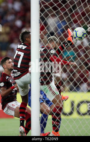 Rio De Janeiro, Brasilien. 27 Apr, 2019. Bruno Henrique (C) von Flamengo Kerben während der 2019 Brasilianische Serie A Runde 1 Match zwischen Flamengo und Cruzeiro im Maracana-Stadion in Rio de Janeiro, Brasilien, am 27. April 2019. Flamengo gewann 3-1. Credit: Li Ming/Xinhua/Alamy leben Nachrichten Stockfoto