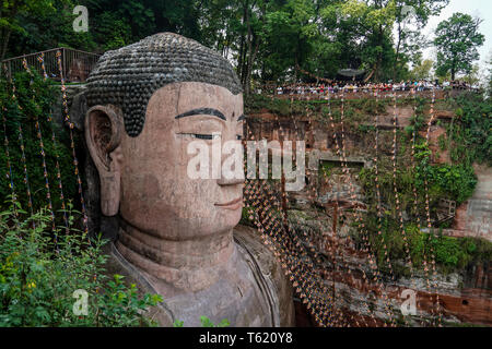 (190428) - Peking, April 28, 2019 (Xinhua) - Touristen, die Statue des Großen Buddha in Leshan Leshan Stadt, im Südwesten Chinas Provinz Sichuan, 26. April 2019. Die riesige Buddha im Südwesten Chinas Provinz Sichuan für Touristen geöffnet Freitag nach einer sechsmonatigen Untersuchung im Rahmen der Forschung für die Reparatur. Die Statue ist 71 Meter hoch und vermutlich größte Buddha der Welt zu sein, sich außerhalb der Stadt Leshan. Es hat Risse und Beschädigungen auf seiner Brust und Bauch, nach Ansicht des Verwaltungsausschusses des Leshan Buddha Scenic Area. (Xinhua / Zhang Chaoqun) Stockfoto