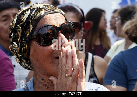 Peking, Peru. 17 Apr, 2019. Ein Anhänger des ehemaligen peruanischen Präsidenten Alan Garcia reagiert in der Nähe des Krankenhauses Casimiro Ulloa, wo Alan Garcia in Not in Miraflores hospitalisiert wurde, Provinz Lima, Peru, am 17. April 2019. Credit: Luis Camacho/Xinhua/Alamy leben Nachrichten Stockfoto