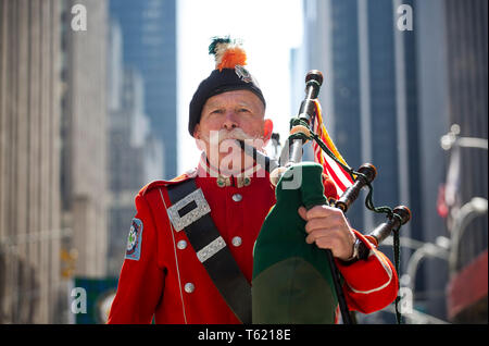 (190428) - Peking, April 28, 2019 (Xinhua) -- ein Mann spielt Dudelsack während der jährlichen Tartan Day Parade in New York, USA, 6. April 2019. Stockfoto