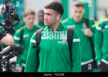 Edinburgh, Schottland, Großbritannien. 28. Apr 2019. Stevie Mallan von Hibernian kommt vor der Ladbrokes Premiership Übereinstimmung zwischen Hibernian und Herzen an Ostern Straße am 28. April 2019 in Edinbugh, UK. Nur die redaktionelle Nutzung, eine Lizenz für die gewerbliche Nutzung erforderlich. Keine Verwendung in Wetten, Spiele oder einer einzelnen Verein/Liga/player Veröffentlichung. Credit: Scottish Borders, Medien/Alamy leben Nachrichten Stockfoto