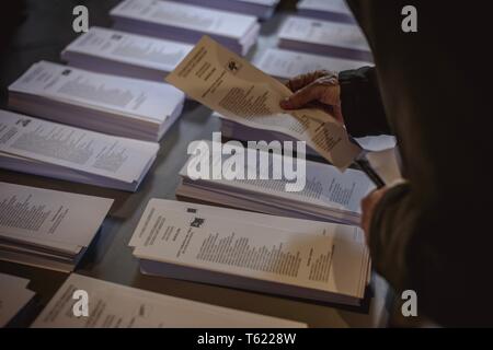 Barcelona, Spanien. 28 Apr, 2019. Stimmzettel werden dargestellt in einem Wahllokal in Barcelona während der spanischen Parlamentswahlen 2019. Credit: Matthias Oesterle/Alamy leben Nachrichten Stockfoto