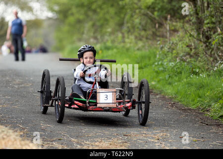 Soapbox Derby in Wray, Lancashire, UK. 28. April 2019. Wacky Wrayces; Robert Woodhouse, 10 Jahre alt an der Vogelscheuche Festival konkurrieren in der Junior Soap Box Derby Rennen. Die 2019 Thema, das von der lokalen Schule gewählt, ist die Themen "Evolution: Ausgestorben, Gefährdete, bestehende "Dieser Spaß festliche Gemeinschaft Veranstaltung der jährlichen Wray Scarecrow Festival in Lancashire, der nun in seinem 26. Jahr und zieht Tausende von Besuchern in die ländlichen Dorf für den April Feier zu markieren. Credit: MediaWorldImages/AlamyLiveNews. Stockfoto