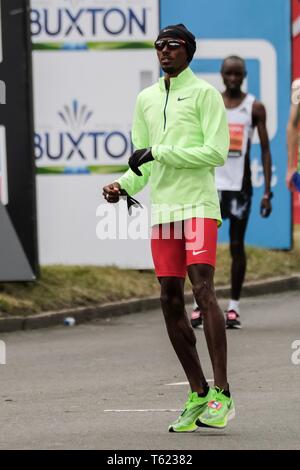 London, Großbritannien. 28. Apr 2019. Sir Mo Farah zu Beginn der London Marathon, Greenwhich am Sonntag, April 28, 2019. Credit: Julie Edwards/Alamy leben Nachrichten Stockfoto