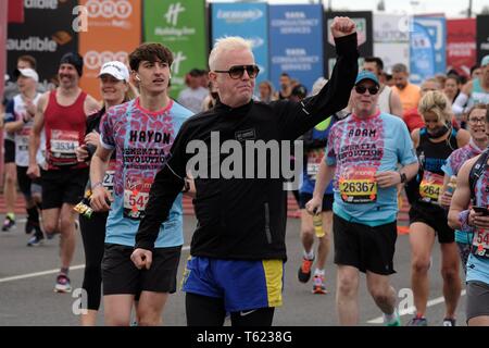 London, Großbritannien. 28. Apr 2019. Chris Evans zu Beginn der London Marathon, Greenwhich am Sonntag, April 28, 2019. Credit: Julie Edwards/Alamy leben Nachrichten Stockfoto