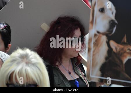 Ankara, Türkei. 28 Apr, 2019. Ein Demonstrator hält ein Plakat während einer Demonstration für die Rechte der Tiere. Credit: Altan Gochre/ZUMA Draht/Alamy leben Nachrichten Stockfoto