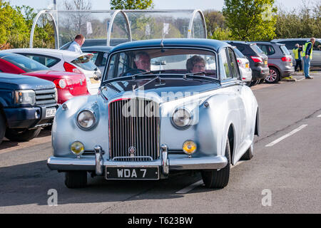 Im Osten der britischen Region Lothian. 28. April 2019. Oldtimer Tour: North Berwick Rotary Club hält seine 3. Rallye mit 65 klassischen Autos eingetragen. Die Rallye Route ist von East Lothian und zurück durch die Scottish Borders, Geld für lokale Wohltätigkeitsorganisationen. Die Autos sammeln in North Berwick, bevor Sie. Ein zweifarbiger Jahrgang 1958 Bentley S1 Sports Saloon Stockfoto