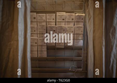 Barcelona, Spanien. 28 Apr, 2019. Stimmzettel werden dargestellt in einem Wahllokal in Barcelona während der spanischen Parlamentswahlen 2019. Credit: Matthias Oesterle/Alamy leben Nachrichten Stockfoto