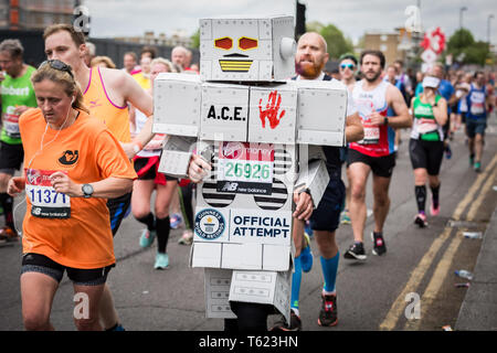 London, Großbritannien. 28. April 2019. 39 London Marathon führt durch Deptford's Evelyn Straße in South East London, auch die 8 Meile Markierung der 26,2 1,6 km Kurs, in dem die Läufer begrüßt werden und von den lokalen Bewohnern angefeuert. Credit: Guy Corbishley/Alamy leben Nachrichten Stockfoto