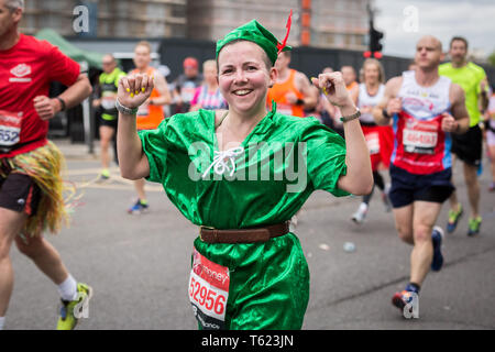 London, Großbritannien. 28. April 2019. 39 London Marathon führt durch Deptford's Evelyn Straße in South East London, auch die 8 Meile Markierung der 26,2 1,6 km Kurs, in dem die Läufer begrüßt werden und von den lokalen Bewohnern angefeuert. Credit: Guy Corbishley/Alamy leben Nachrichten Stockfoto