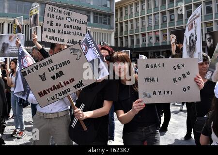Ankara, Türkei. 28 Apr, 2019. Demonstranten Plakate posieren für ein Foto bei einem Protest für die Rechte der Tiere. Credit: Altan Gochre/ZUMA Draht/Alamy leben Nachrichten Stockfoto