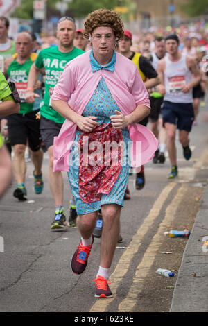 London, Großbritannien. 28. April 2019. 39 London Marathon führt durch Deptford's Evelyn Straße in South East London, auch die 8 Meile Markierung der 26,2 1,6 km Kurs, in dem die Läufer begrüßt werden und von den lokalen Bewohnern angefeuert. Credit: Guy Corbishley/Alamy leben Nachrichten Stockfoto