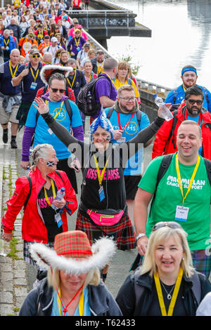 Glasgow, UK. 28 Apr, 2019. Eine rekordverdächtige 13.000 Wanderer nahm auf dem Glasgow Nächstenliebe Kiltwalk und schätzungsweise 3,5 Mio. £ für Nächstenliebe. Für viele der Weg begann in Glasgow Green, Fortgeschritten entlang der Clydeside und endet an der Kiltwalk Dorf in Balloch, Loch Lomond 23 Meilen entfernt. Credit: Findlay/Alamy leben Nachrichten Stockfoto