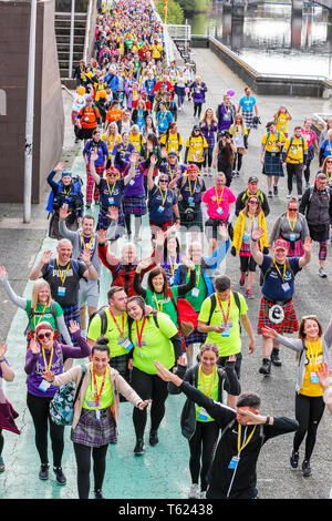 Glasgow, UK. 28 Apr, 2019. Eine rekordverdächtige 13.000 Wanderer nahm auf dem Glasgow Nächstenliebe Kiltwalk und schätzungsweise 3,5 Mio. £ für Nächstenliebe. Für viele der Weg begann in Glasgow Green, Fortgeschritten entlang der Clydeside und endet an der Kiltwalk Dorf in Balloch, Loch Lomond 23 Meilen entfernt. Credit: Findlay/Alamy leben Nachrichten Stockfoto