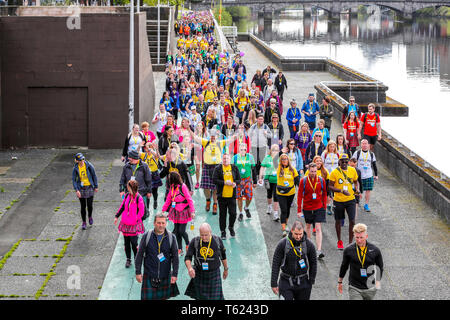 Glasgow, UK. 28 Apr, 2019. Eine rekordverdächtige 13.000 Wanderer nahm auf dem Glasgow Nächstenliebe Kiltwalk und schätzungsweise 3,5 Mio. £ für Nächstenliebe. Für viele der Weg begann in Glasgow Green, Fortgeschritten entlang der Clydeside und endet an der Kiltwalk Dorf in Balloch, Loch Lomond 23 Meilen entfernt. Credit: Findlay/Alamy leben Nachrichten Stockfoto