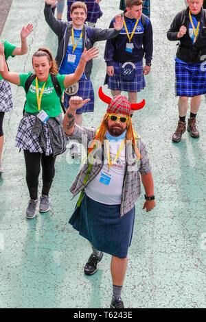 Glasgow, UK. 28 Apr, 2019. Eine rekordverdächtige 13.000 Wanderer nahm auf dem Glasgow Nächstenliebe Kiltwalk und schätzungsweise 3,5 Mio. £ für Nächstenliebe. Für viele der Weg begann in Glasgow Green, Fortgeschritten entlang der Clydeside und endet an der Kiltwalk Dorf in Balloch, Loch Lomond 23 Meilen entfernt. Credit: Findlay/Alamy leben Nachrichten Stockfoto