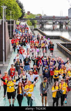 Glasgow, UK. 28 Apr, 2019. Eine rekordverdächtige 13.000 Wanderer nahm auf dem Glasgow Nächstenliebe Kiltwalk und schätzungsweise 3,5 Mio. £ für Nächstenliebe. Für viele der Weg begann in Glasgow Green, Fortgeschritten entlang der Clydeside und endet an der Kiltwalk Dorf in Balloch, Loch Lomond 23 Meilen entfernt. Credit: Findlay/Alamy leben Nachrichten Stockfoto