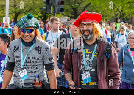 Glasgow, UK. 28 Apr, 2019. Eine rekordverdächtige 13.000 Wanderer nahm auf dem Glasgow Nächstenliebe Kiltwalk und schätzungsweise 3,5 Mio. £ für Nächstenliebe. Für viele der Weg begann in Glasgow Green, Fortgeschritten entlang der Clydeside und endet an der Kiltwalk Dorf in Balloch, Loch Lomond 23 Meilen entfernt. Credit: Findlay/Alamy leben Nachrichten Stockfoto