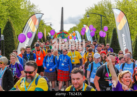 Glasgow, UK. 28 Apr, 2019. Eine rekordverdächtige 13.000 Wanderer nahm auf dem Glasgow Nächstenliebe Kiltwalk und schätzungsweise 3,5 Mio. £ für Nächstenliebe. Für viele der Weg begann in Glasgow Green, Fortgeschritten entlang der Clydeside und endet an der Kiltwalk Dorf in Balloch, Loch Lomond 23 Meilen entfernt. Credit: Findlay/Alamy leben Nachrichten Stockfoto