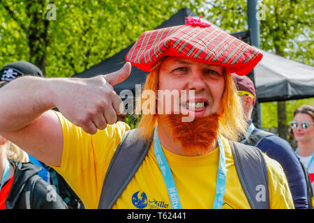 Glasgow, UK. 28 Apr, 2019. Eine rekordverdächtige 13.000 Wanderer nahm auf dem Glasgow Nächstenliebe Kiltwalk und schätzungsweise 3,5 Mio. £ für Nächstenliebe. Für viele der Weg begann in Glasgow Green, Fortgeschritten entlang der Clydeside und endet an der Kiltwalk Dorf in Balloch, Loch Lomond 23 Meilen entfernt. Credit: Findlay/Alamy leben Nachrichten Stockfoto