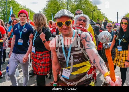 Glasgow, UK. 28 Apr, 2019. Eine rekordverdächtige 13.000 Wanderer nahm auf dem Glasgow Nächstenliebe Kiltwalk und schätzungsweise 3,5 Mio. £ für Nächstenliebe. Für viele der Weg begann in Glasgow Green, Fortgeschritten entlang der Clydeside und endet an der Kiltwalk Dorf in Balloch, Loch Lomond 23 Meilen entfernt. Credit: Findlay/Alamy leben Nachrichten Stockfoto