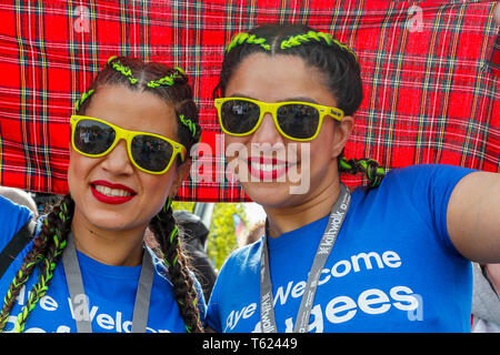 Glasgow, UK. 28 Apr, 2019. Eine rekordverdächtige 13.000 Wanderer nahm auf dem Glasgow Nächstenliebe Kiltwalk und schätzungsweise 3,5 Mio. £ für Nächstenliebe. Für viele der Weg begann in Glasgow Green, Fortgeschritten entlang der Clydeside und endet an der Kiltwalk Dorf in Balloch, Loch Lomond 23 Meilen entfernt. Bild von ELAHE ZIAI und MEHRY VARMAZYAR, sowohl aus Glasgow Credit: Findlay/Alamy leben Nachrichten Stockfoto