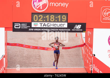 London, Großbritannien. 28. April 2019. Virgin Money London Marathon 2019 Brigid Kosgei aus Kenia gewinnt den Elite Frauen rennen Credit Ian Davidson/Alamy leben Nachrichten Stockfoto