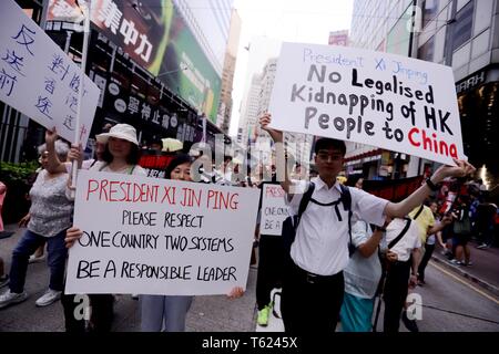 Hongkong, China. 28 Apr, 2019. Bürger Anzeige Plakate, ihre Anliegen zum Ausdruck zu bringen, während keine Auslieferung an China Parade am Sonntag. April-28, 2019 Hong Kong. ZUMA/Liau Chung-ren Credit: Liau Chung-ren/ZUMA Draht/Alamy leben Nachrichten Stockfoto