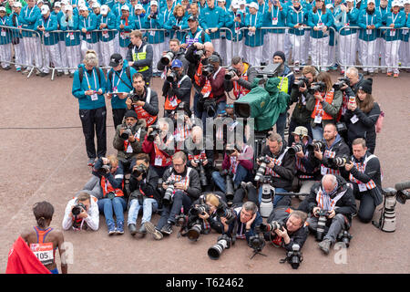 London, Großbritannien. 28. April 2019. Virgin Money London Marathon 2019 Brigid Kosgei Frauen elite Sieger und die Presse Kredit Ian Davidson/Alamy leben Nachrichten Stockfoto