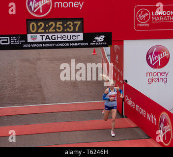 London, Großbritannien. 28. April 2019. Virgin Money London Marathon Charoltte Purdue, der erste britische Läufer die Linie an der London Marathon 2019 Credit Ian Davidson/Alamy Leben Nachrichten zu überqueren Stockfoto