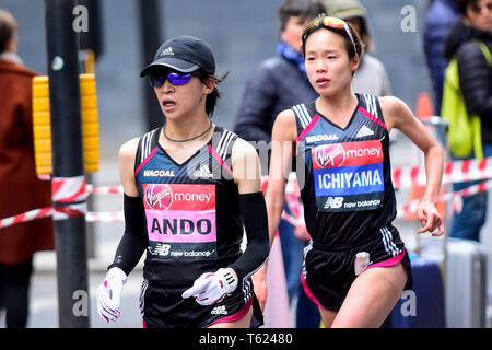 London, Großbritannien. 28. April 2019. Platz 13 Yuka Ando (JPN) (L) und Platz 15 Mao Ichiyama (JPN) (R) gesehen werden, die durch Meile 23 im Rennen der Jungfrau Geld London Marathon Elite Frauen. Das Rennen wurde von Brigid Kosgei (KEN) gewonnen. Credit: Stephen Chung/Alamy leben Nachrichten Stockfoto