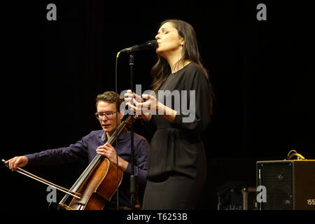 Bremen, Deutschland. 27 Apr, 2019. Simin Tander (r), Jazz Sängerin aus Deutschland, und ihr Begleiter Jörg Brinkmann, Cellist, spielen bei der jazzahead! Messe im deutschen Jazz Ausfuhr Abschnitt. Die jährliche Messe ist die weltweit größte Treffpunkt der Jazzszene betrachtet. Credit: Friedemann Kohler/dpa/Alamy leben Nachrichten Stockfoto