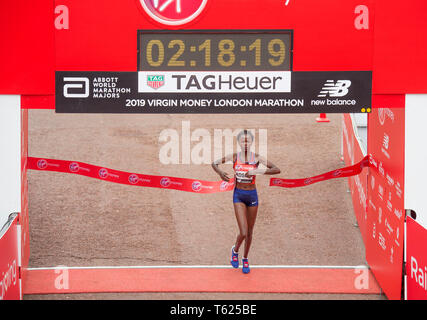 London, Großbritannien. 28. April 2019. Der London Marathon Rennen Ende auf der Mall in Westminster. Bild: Brigid Kosgei (KEN) gewinnt die Elite der Frauen beim Marathon in 2:18:20. Credit: Malcolm Park/Alamy Leben Nachrichten. Stockfoto