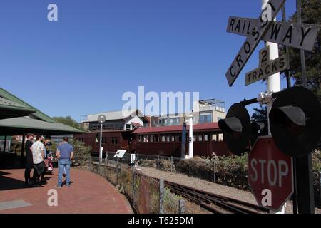 Adelaide. 27 Apr, 2019. Foto am 27. April, 2019 zeigt das National Railway Museum in Adelaide, Australien. Das Museum beherbergt eine Ausstellung "Die Geister der Vergangenheit" mit mehr als 20 Fotos und 100 Videos, die die Geschichte von Höhen und Tiefen des Rail Services erzählen und die ehemaligen Bahnhöfe zusammen mit dem Schienennetz in den Staat verstreut erinnern. Die Ausstellung startete am Samstag und wird bis zum 31. Mai. Credit: Bai Xu/Xinhua/Alamy leben Nachrichten Stockfoto