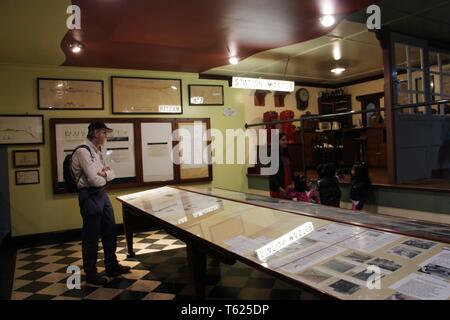 Adelaide, Australien. 27 Apr, 2019. Besucher sind an das National Railway Museum in Adelaide, Australien, 27. April 2019 gesehen. Das Museum beherbergt eine Ausstellung "Die Geister der Vergangenheit" mit mehr als 20 Fotos und 100 Videos, die die Geschichte von Höhen und Tiefen des Rail Services erzählen und die ehemaligen Bahnhöfe zusammen mit dem Schienennetz in den Staat verstreut erinnern. Die Ausstellung startete am Samstag und wird bis zum 31. Mai. Credit: Bai Xu/Xinhua/Alamy leben Nachrichten Stockfoto