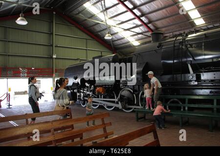 Adelaide, Australien. 27 Apr, 2019. Besucher sind an das National Railway Museum in Adelaide, Australien, 27. April 2019 gesehen. Das Museum beherbergt eine Ausstellung "Die Geister der Vergangenheit" mit mehr als 20 Fotos und 100 Videos, die die Geschichte von Höhen und Tiefen des Rail Services erzählen und die ehemaligen Bahnhöfe zusammen mit dem Schienennetz in den Staat verstreut erinnern. Die Ausstellung startete am Samstag und wird bis zum 31. Mai. Credit: Bai Xu/Xinhua/Alamy leben Nachrichten Stockfoto