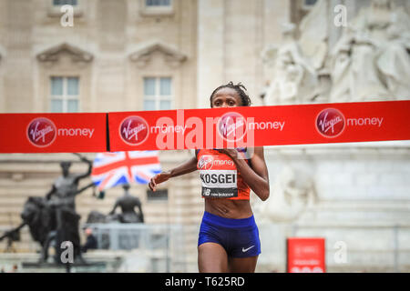 London, Großbritannien. 28. April 2019. Brigid Kosgei gewinnt Rennen der Frauen. Die Mall mit der Ziellinie, Elite Männer und Frauen Rennen. Top Läufer der Welt wieder zusammenbauen in für den London Marathon, der 39 Rennen zu bestreiten. Credit: Imageplotter/Alamy leben Nachrichten Stockfoto