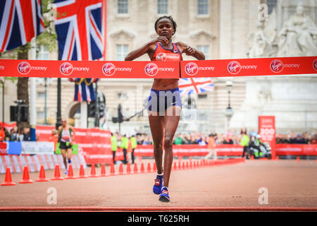 London, Großbritannien. 28. April 2019. Brigid Kosgei gewinnt Rennen der Frauen. Die Mall mit der Ziellinie, Elite Männer und Frauen Rennen. Top Läufer der Welt wieder zusammenbauen in für den London Marathon, der 39 Rennen zu bestreiten. Credit: Imageplotter/Alamy leben Nachrichten Stockfoto