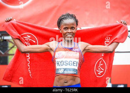 London, Großbritannien. 28. April 2019. Brigid Kosgei gewinnt Rennen der Frauen. Die Mall mit der Ziellinie, Elite Männer und Frauen Rennen. Top Läufer der Welt wieder zusammenbauen in für den London Marathon, der 39 Rennen zu bestreiten. Credit: Imageplotter/Alamy leben Nachrichten Stockfoto