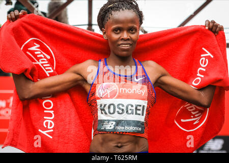 London, Großbritannien. 28. April 2019. Brigid Kosgei gewinnt Rennen der Frauen. Die Mall mit der Ziellinie, Elite Männer und Frauen Rennen. Top Läufer der Welt wieder zusammenbauen in für den London Marathon, der 39 Rennen zu bestreiten. Credit: Imageplotter/Alamy leben Nachrichten Stockfoto