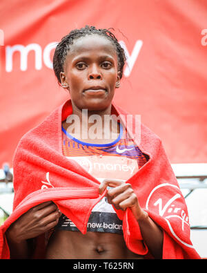 London, Großbritannien. 28. April 2019. Brigid Kosgei gewinnt Rennen der Frauen. Die Mall mit der Ziellinie, Elite Männer und Frauen Rennen. Top Läufer der Welt wieder zusammenbauen in für den London Marathon, der 39 Rennen zu bestreiten. Credit: Imageplotter/Alamy leben Nachrichten Stockfoto