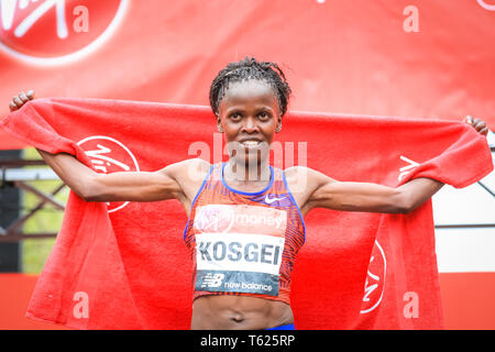 London, Großbritannien. 28. April 2019. Brigid Kosgei gewinnt Rennen der Frauen. Die Mall mit der Ziellinie, Elite Männer und Frauen Rennen. Top Läufer der Welt wieder zusammenbauen in für den London Marathon, der 39 Rennen zu bestreiten. Credit: Imageplotter/Alamy leben Nachrichten Stockfoto